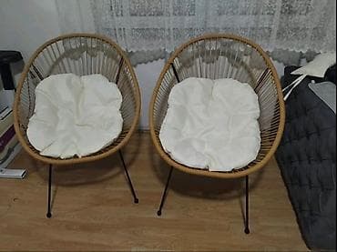 metalni sto i stolice: Dve moderne lounge stolice u stilu Acapulco. - Konstrukcija: metalne — 1