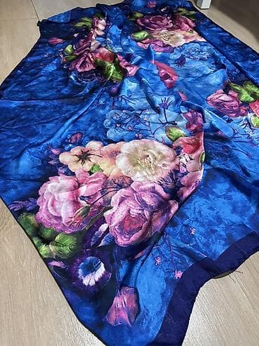 Svilena maramaizuzetno velika . ko voli cvetne dezene,meka je i lepo