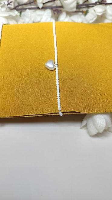 Narukvica sa perlama – beli minimalistički dizajn sa privjeskom srce