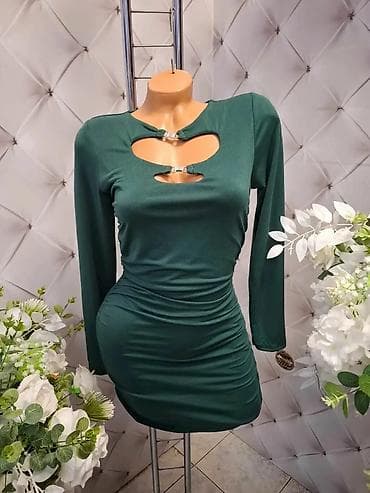 sorc sa postavom: Elegantna mini haljina u tamnozelenoj boji. Model je pripijen, sa — 1