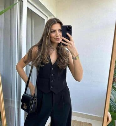 kompleti zenski: Elegantno žensko odelo koje se sastoji od prsluka sa V-izrezom i — 2