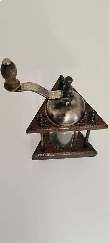 kuhinjski element sa sudoperom: - Prodajem stari iz srednjeg veka, francuski ručni mlin za biber. - — 4