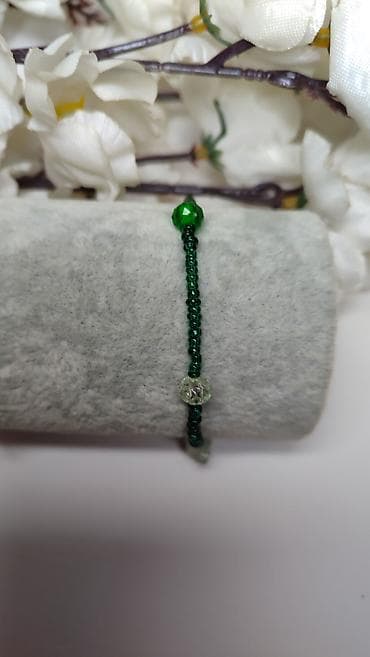 privesci za samoodbranu: Zelena narukvica od perlica - Ručno nizane staklene perle u smaragdno — 2