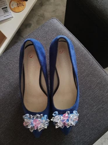 Elegantne tamno plave štikle, malo nosenje