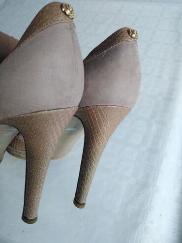 pantalone od vestacke koze: Pumps, Guess, 37 — 9