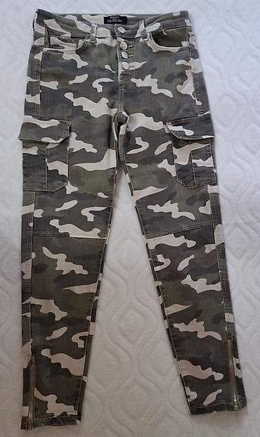 pamučne dukserice: Bershka ženske pantalone – cargo/skinny kroj, maskirni dezen — 1