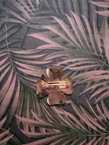 goorin bros kacket: Metalna broš šnala u obliku četvorolisne deteline. - Materijal: metal — 2