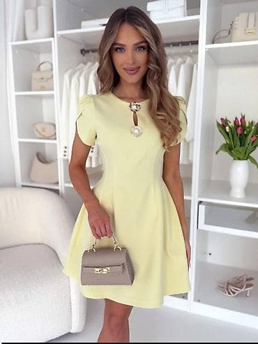 zara haljina sa perjem: Elegantna ženska mini haljina A-kroja koja naaglašava struk i nežno se — 1