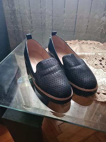 Ženske mokasine – crne, perforirane - Model: slip-on mokasine sa