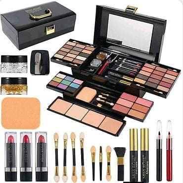jimmy choo set: Kofer šminka 3500 din U setu se dobija: 39 boja senki za oči 6 — 3