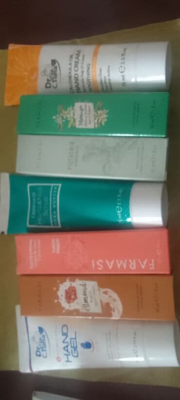 gležnjače sa krznom: Set sadrži nekoliko Farmasi proizvoda za negu ruku, uključujući kreme — 1
