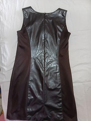 Haljine: Braon haljina bez rukava sa panelima od eko-kože - Model: uska — 9