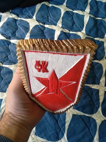 Kuhinjska oprema: Ručno rezbareni drveni grb FK Crvena zvezda - Materijal: puno drvo — 5