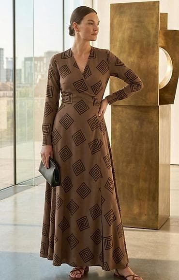 maxi velika plana: Elegantna maxi haljina sa geometrijskim printom - Boja: topla braon — 1