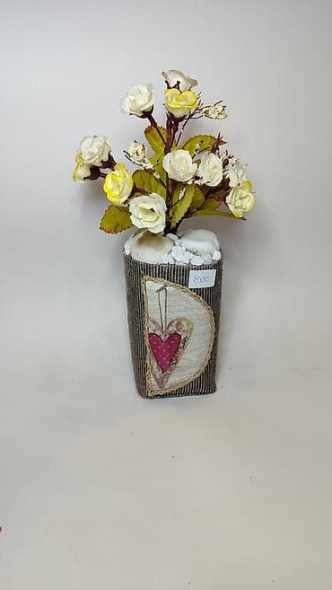 cebe sa kapuljacom: Dekorativna aranžirana veštačka cvetna kompozicija u saksiji. - — 3