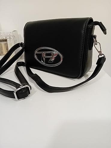 Crna ženska Disel crossbody torba sa metalnim logoom na prednjoj