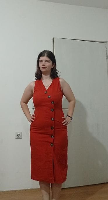 mantil s: Crvena ženska haljina bez rukava, midi dužine. Model sa V-izrezom i — 2