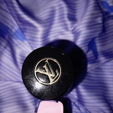 dior addict 1: Elegantna bočica parfema Louis Vuitton u tamnoj boji, sa — 3