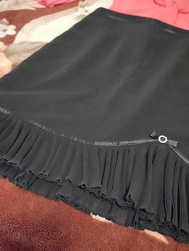 decija trenerka komplet partizan crna reviews: Crna suknja do kolena sa plisiranim porubom u dva sloja. Asimetričan — 1