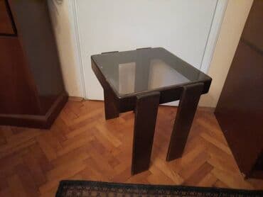 sofa za spavanje sa feder dusekom rs: Mali drveni (klub) stocic sa staklom Dimenzije 48x48 cm Visina oko — 3