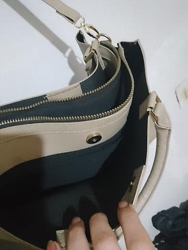 nike air d: Elegantna bež torba sa dve ručke i podesivim, odvojivim kaišem za — 2