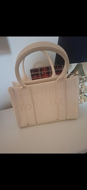 victoria secret torba: Mini tote torba u bež/ekru nijansi. Model sa utisnutim natpisom “THE — 1