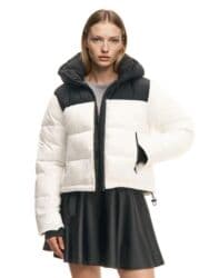 pull and bear prsluci: Zimska jakna sa kapuljačom, dvoslojni dizajn u crno-beloj kombinaciji — 4