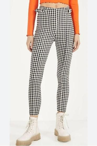 Bershka pantalone, naznačene S veličine, imaju elastina