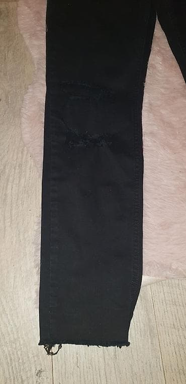 zenski kompleti sako i pantalone za punije: Crne ženske farmerke – skinny kroj. - Boja: jednobojna crna - Model — 4
