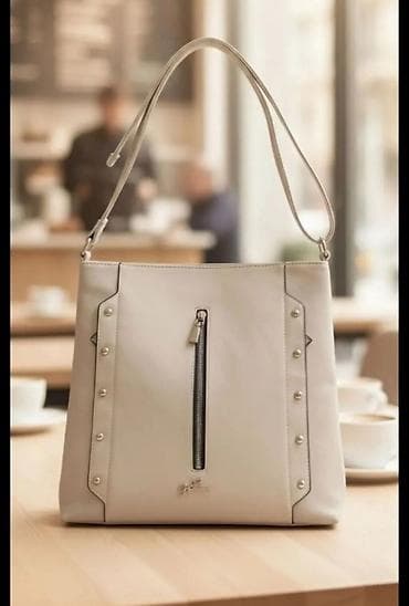 Elegantna ženska torba preko ramena u bež/boji slonovače. -