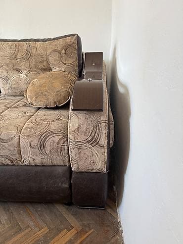 komode za stvari: Krevet je potpuno ispravan, stabilan i očuvan. Sve je čitavo osim — 3