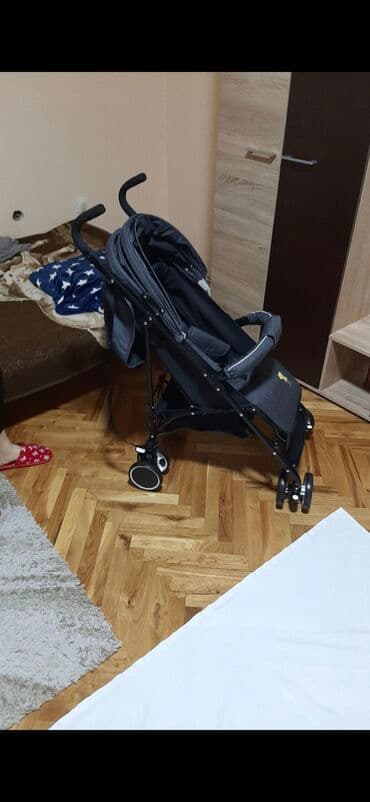 crni jednodelni kupaci: Dečja kisobran kolica sive boje, pogodna za svakodnevnu upotrebu i — 4