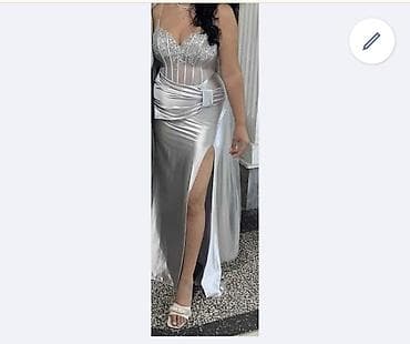 Elegantna srebrna večernja haljina sa korzet gornjim delom. -