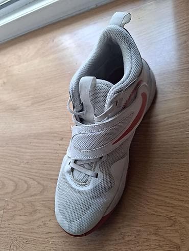 cebici za decu: Patike za decu sa prepoznatljivim Nike dizajnom. Izrađene su od — 3