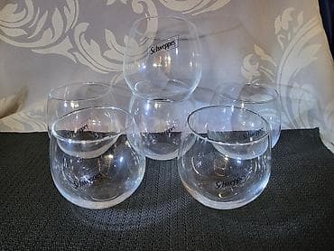 Case nove za Schweppes. Nove case,sve na casama odsjaj od svetla