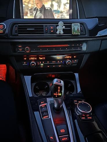 bmw e90 sedista: BMW Serije 5 (F10) – limuzina, crna boja - Motor: dizel, 2.0 — 8