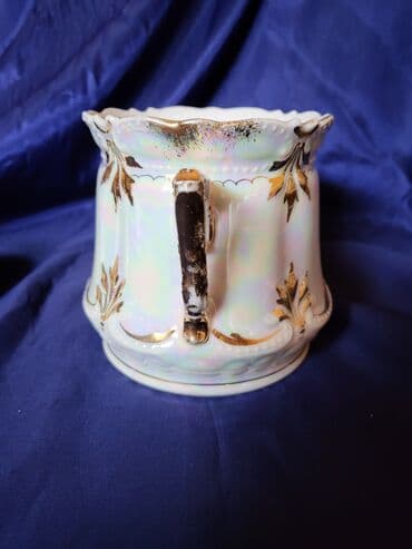 zemljane posude: Bombonijera 1914 do 1918g. porcelan,sedef glazura. Bombonijera je — 8