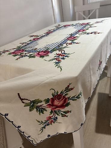 Komode: Na prodaju rucno heklan stolnjak,sa cvetnim motivimaradjen sa puno — 2