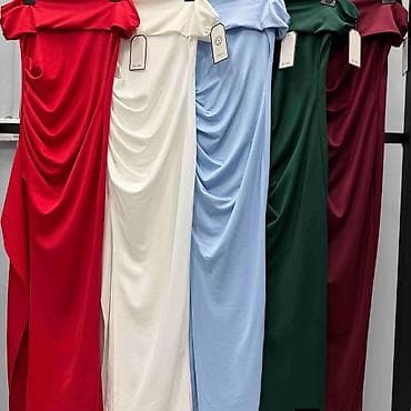 haljina takko a: Elegantna večernja haljina sa golim ramenima i elastinom. - Duga,uska — 2