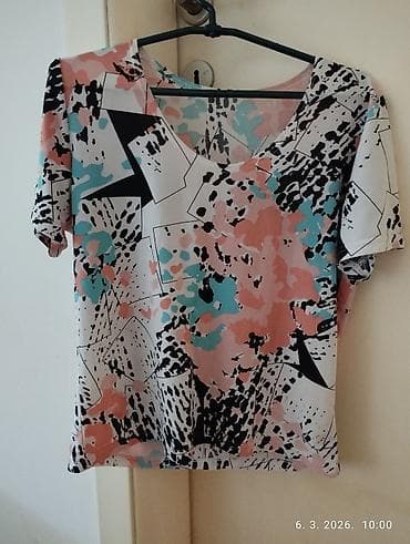 Women's Sweatsuits: Ženska majica kratkih rukava sa apstraktnim printom vl L - Model — 1