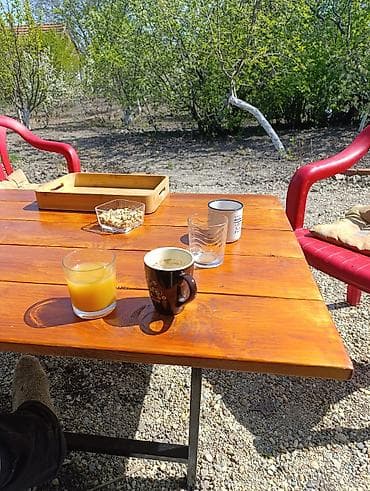 postolje za stolicu: Vrtni set za sedenje – sto + klupa od paleta + 2 plastične stolice - — 4