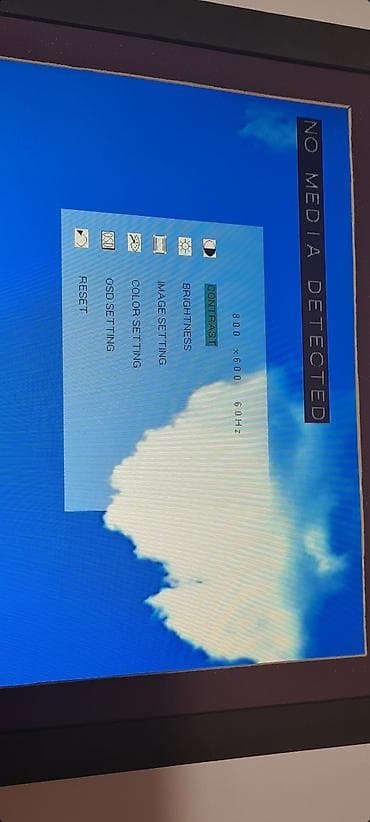 ram za fotografije: ▪︎ Digitalni foto‑ram sa ekranom u drvenom ramu: Compositor — 8