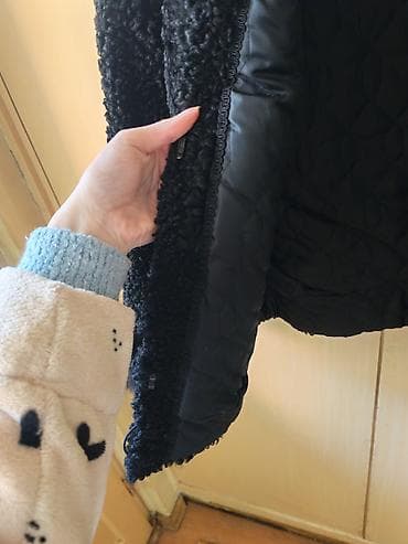 za kosu: Ženska bunda/jakna od crnog karakul krzna sa bogatim krznenim — 3