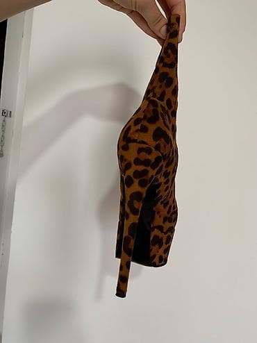 carape za ugg: Visoke stikle 39-40
Za vise info kontaktirajte me — 8