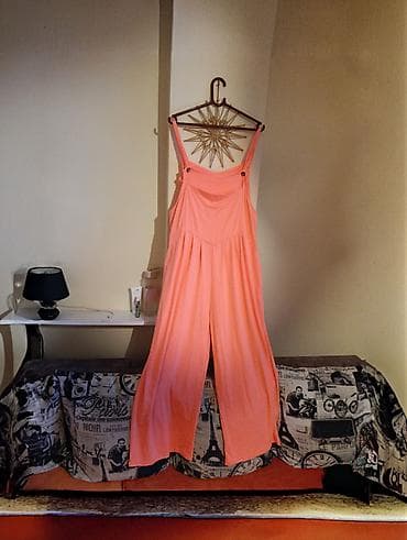 Ženske široke pantalone sa tregerima (overall stil), koralno‑roze