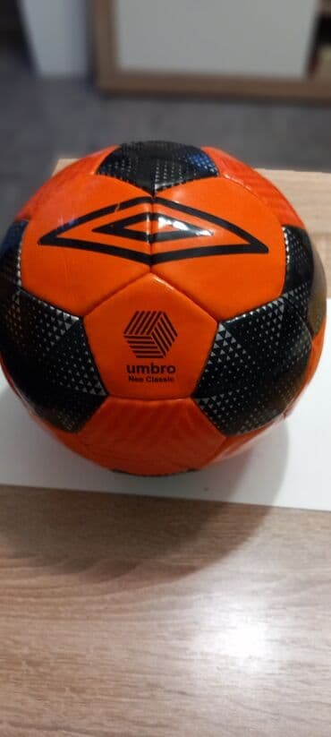 gitare beograd: Umbro lopta Novi Beograd blok 62 .Nova ne korišćena — 2