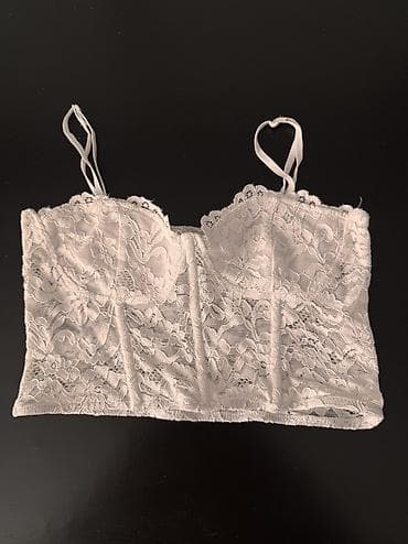 Ostalo: Elegantni top bele boje 
savrsen 
odgovara xs/s velicini — 1