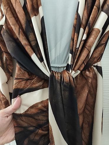 kardigan dugi: Dugačka haljina s printom u zemljanim tonovima (braon, crna i bež) — 2