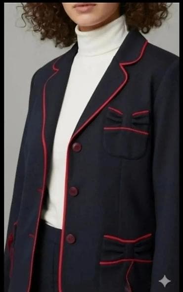 Ženski sako u tamnoplavoj boji sa crvenim paspulom i dekorativnim