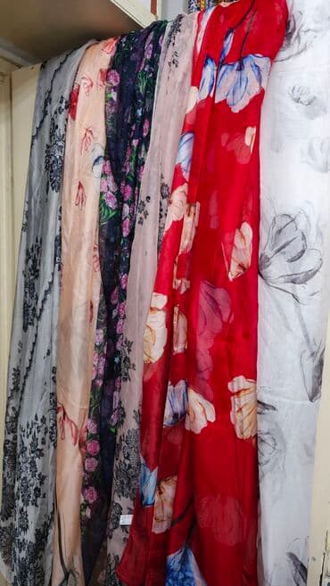 navijački šalovi: Set elegantnih ženskih ešarpi/šalova od laganog, prozračnog materijala — 1
